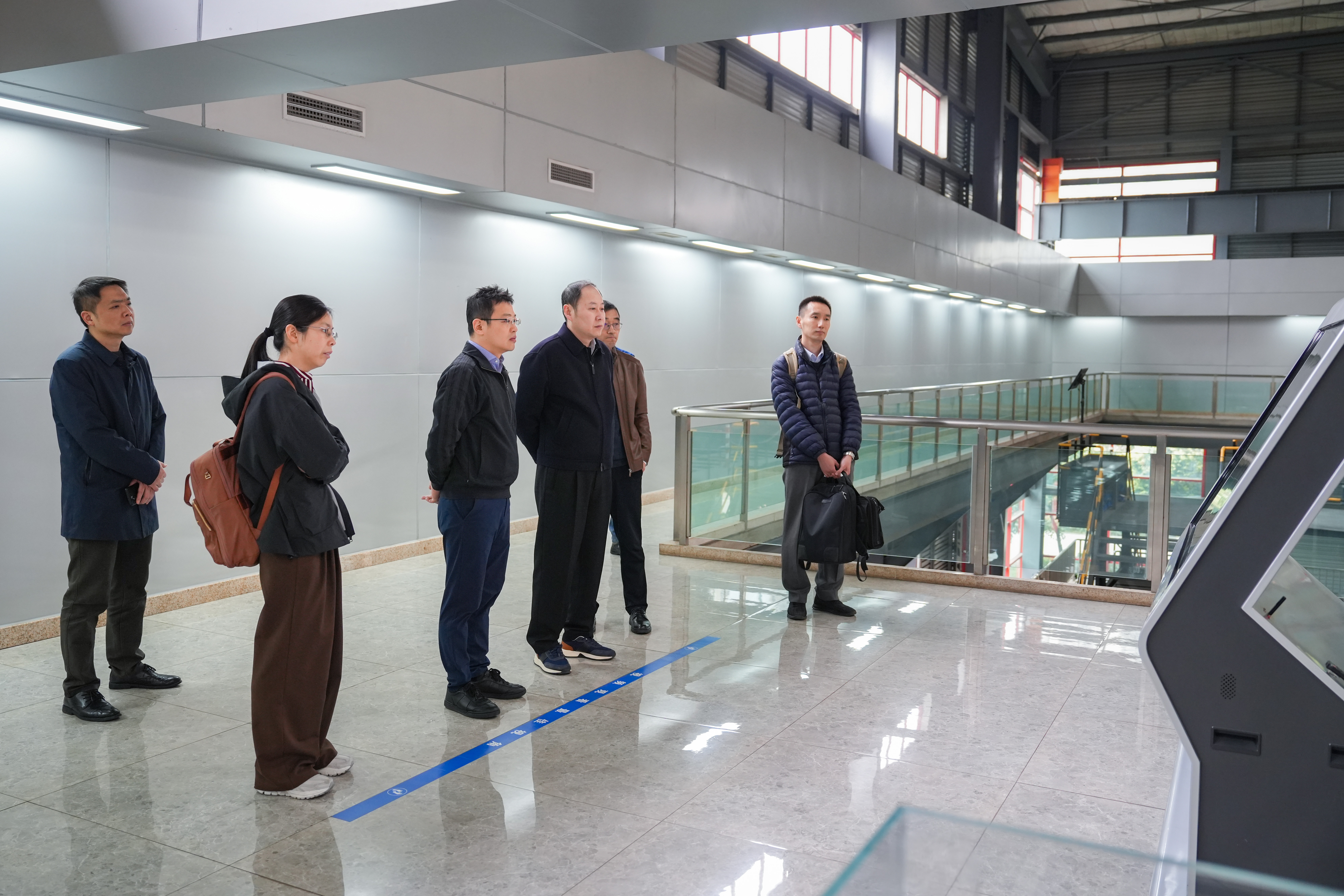 中信環境黨委委員、副總經理王松一行到三峰環境集團考察交流